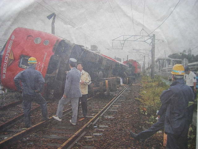 nobeoka-train-overturned.jpg